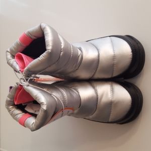 N.W.T.  Wonder Nation Snow Boots Kids size 8.